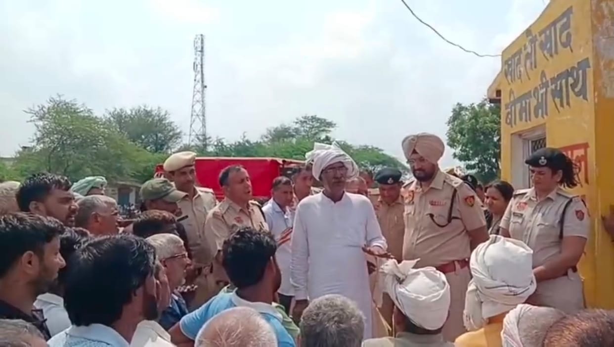 Farmers, upset over the unavailability of fertilizer, staged a road blockade and raised slogans against the administration