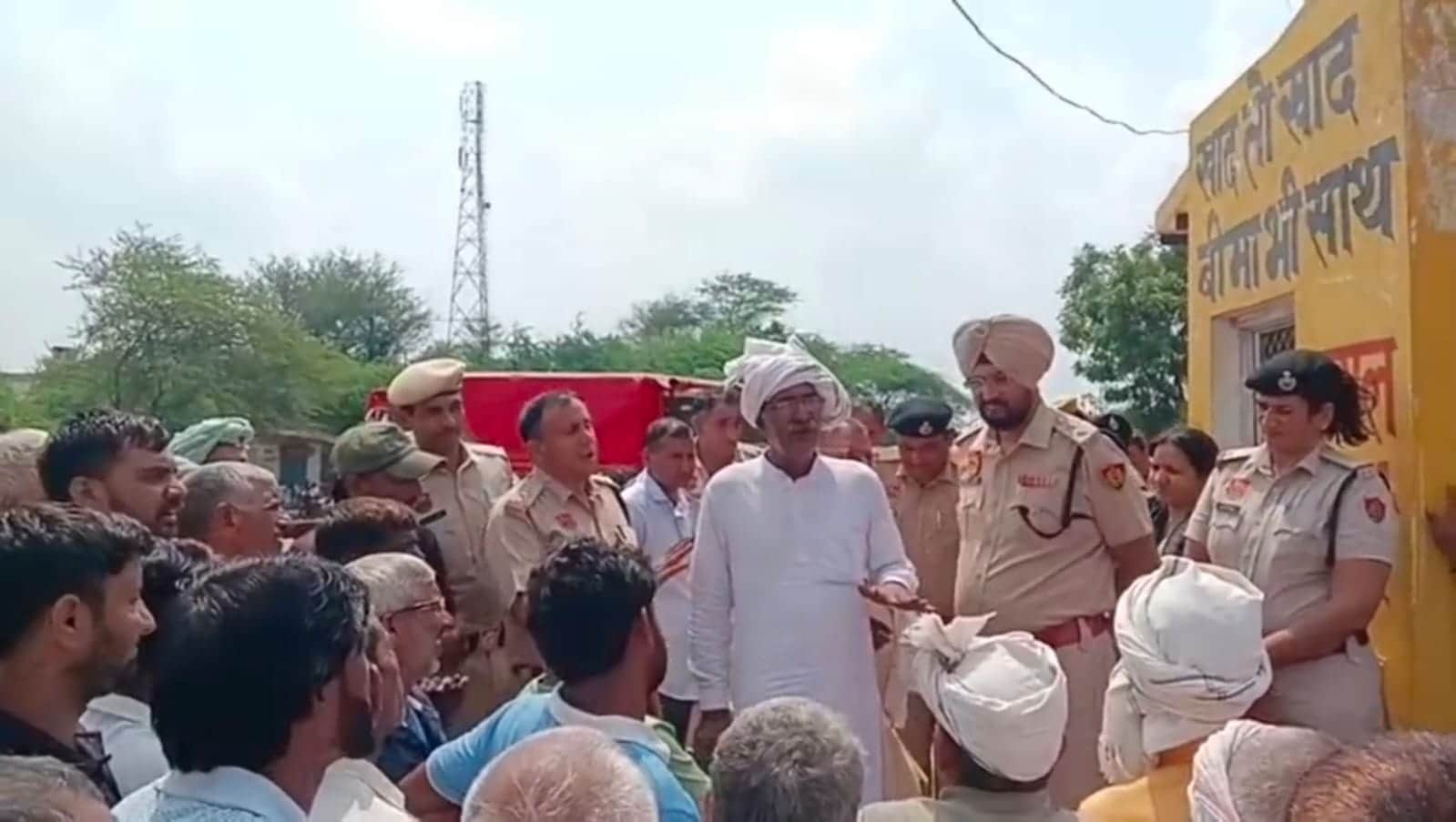 बधवाना में ग्रामीणों को समझाते हुए पुलिसकर्मी।