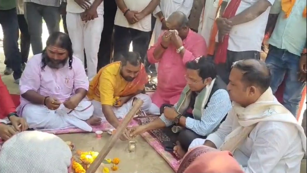 बड़े शिव मंदिर पर भूमिपूजन करते सांसद डॉ. विनोद बिंद एवं विधायक विपुल दुबे।स्रोत संगठन