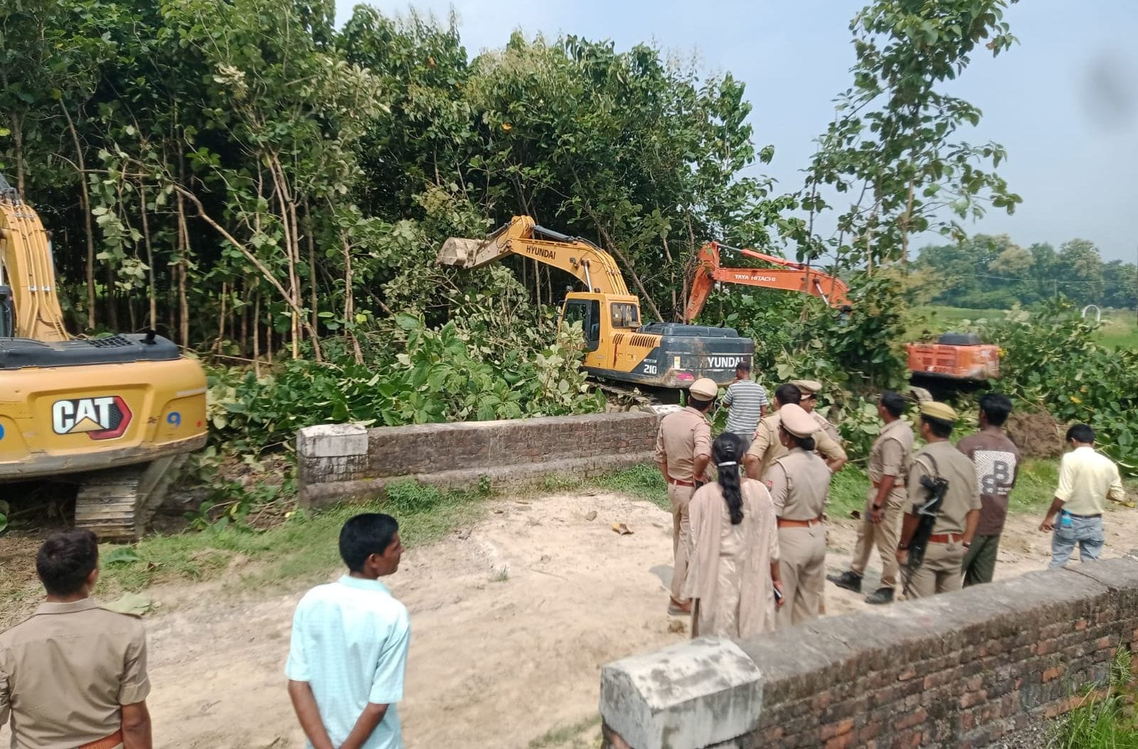 चिल्हिया क्षेत्र के महदेवा से बाईपास के लिए अधिग्रहण जमीन को खाली करती प्रशासन की जेसीबी व लगी 