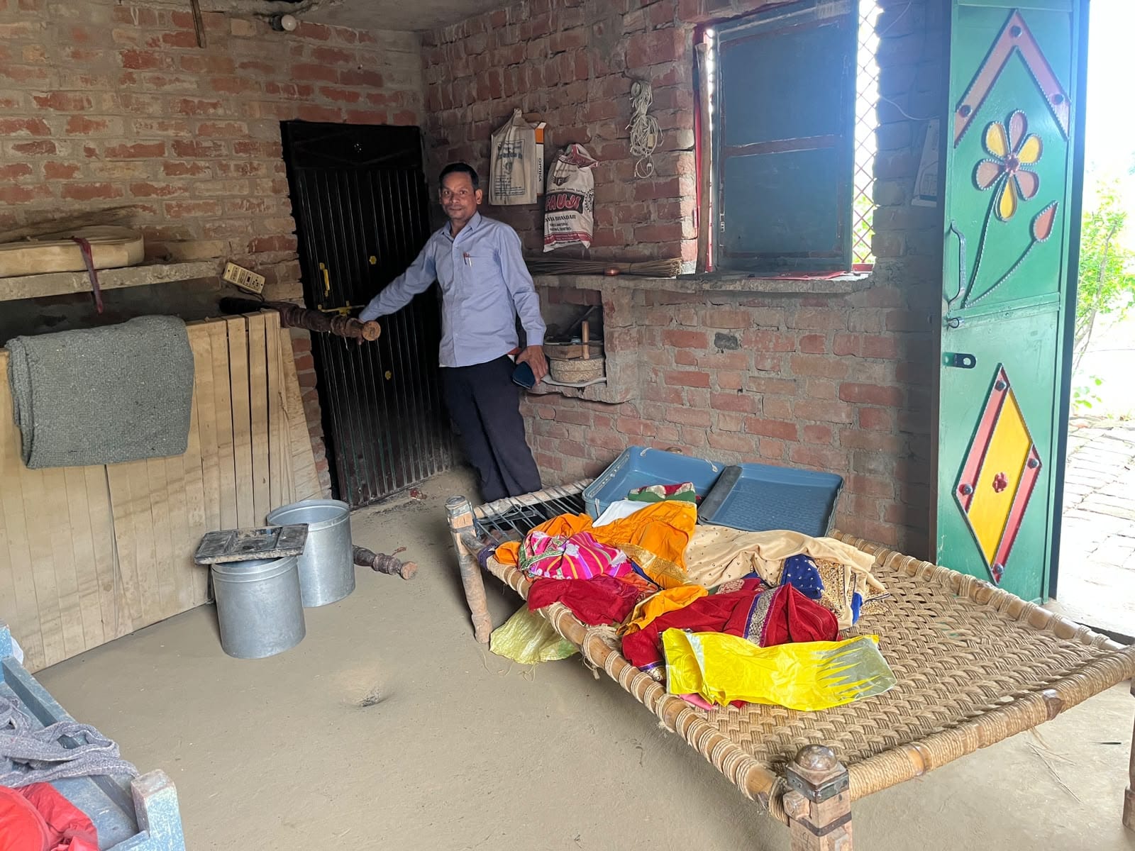 चोरी के बाद फैला सामान। संवाद