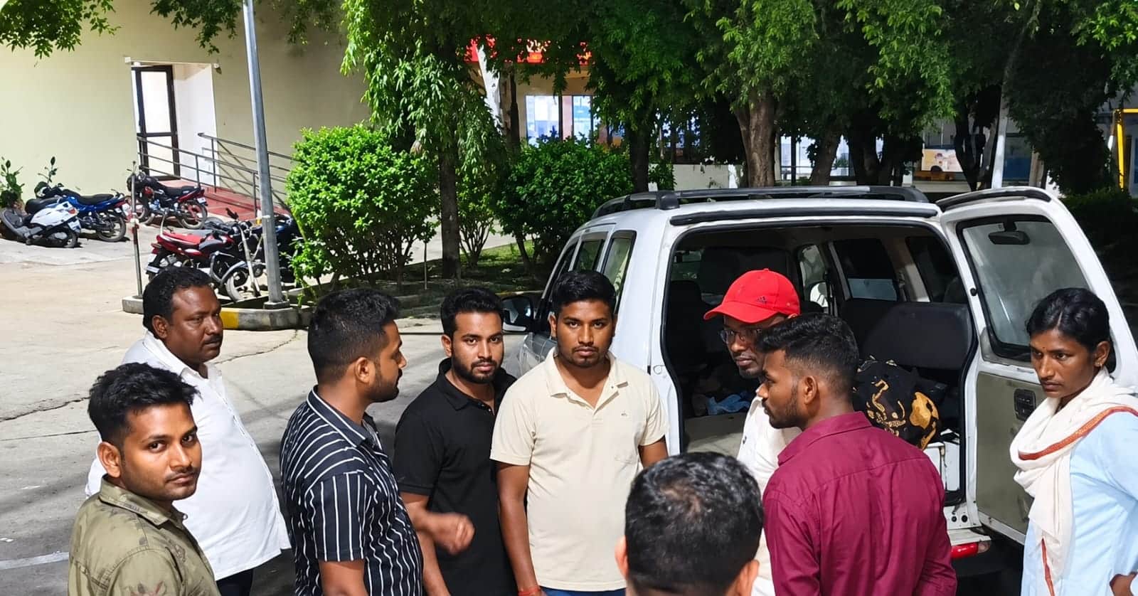 चरवा के पंसौर गांव में नीलगाय के टकराने के बाद घायल राम औतार की मौत के बाद जिला अस्पताल में हंग