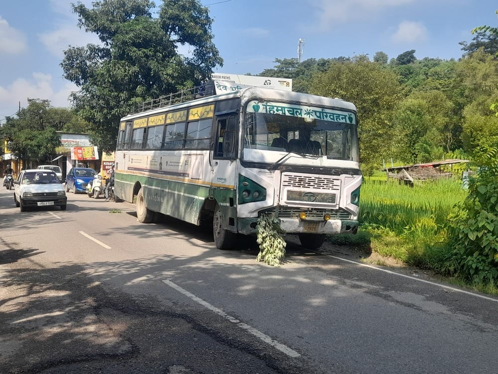 An HRTC bus approaching Dharamshala, panting near Chaitru.