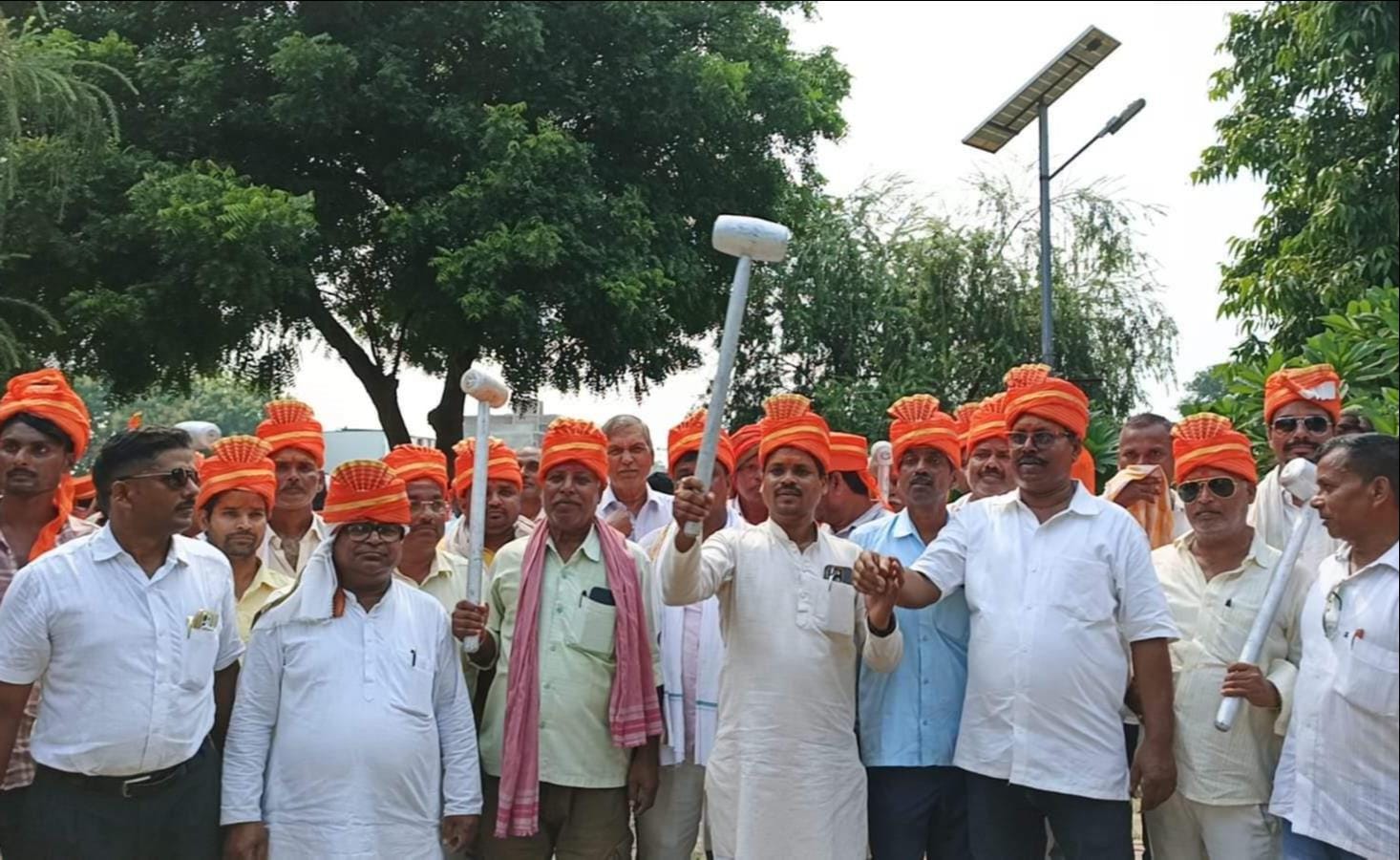 चंदौली में जुलूस निकालते विश्वकर्मा समाज के लोग। संवाद