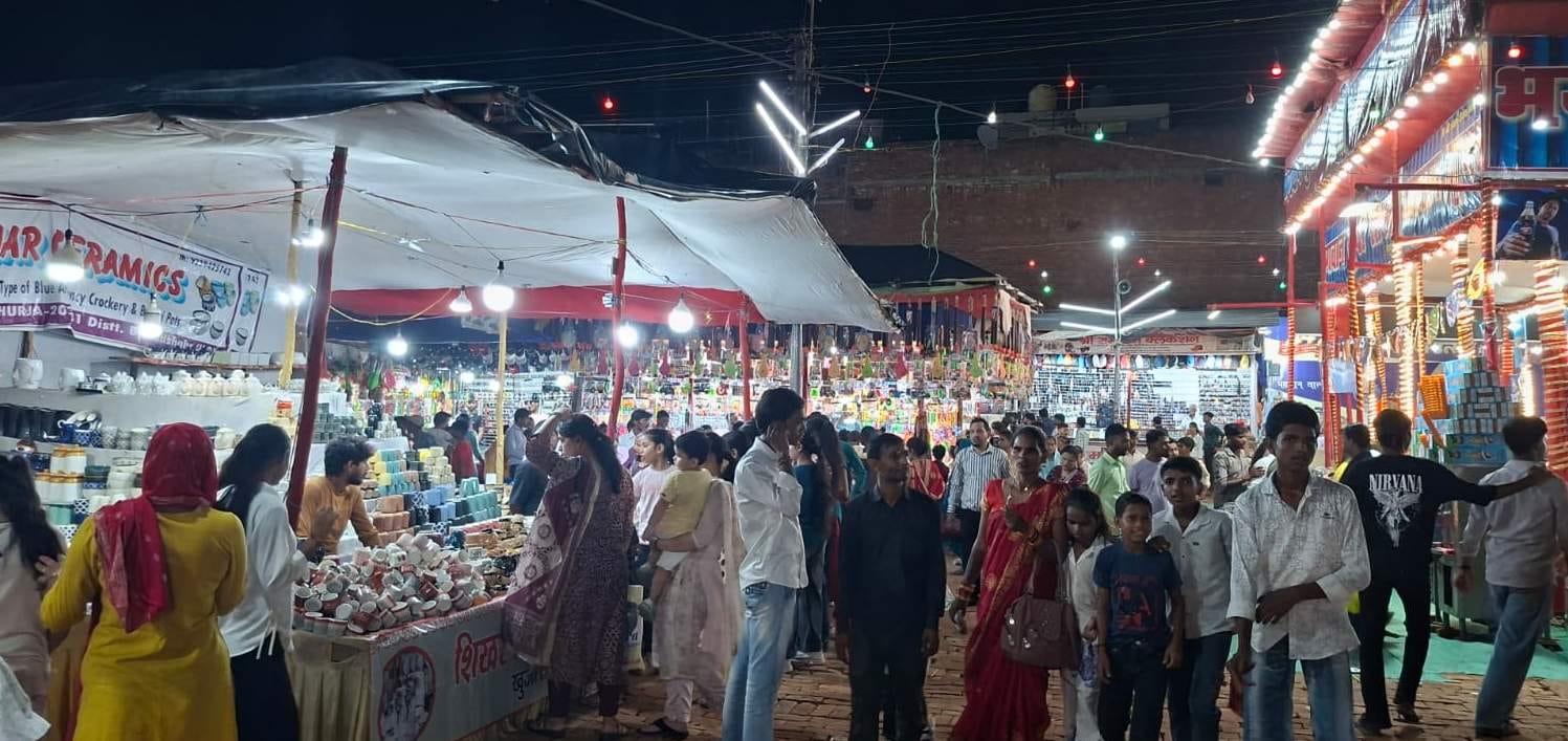 चंदौसी के मेला गणेश चौथ में खरीदारी करते लोग - संवाद