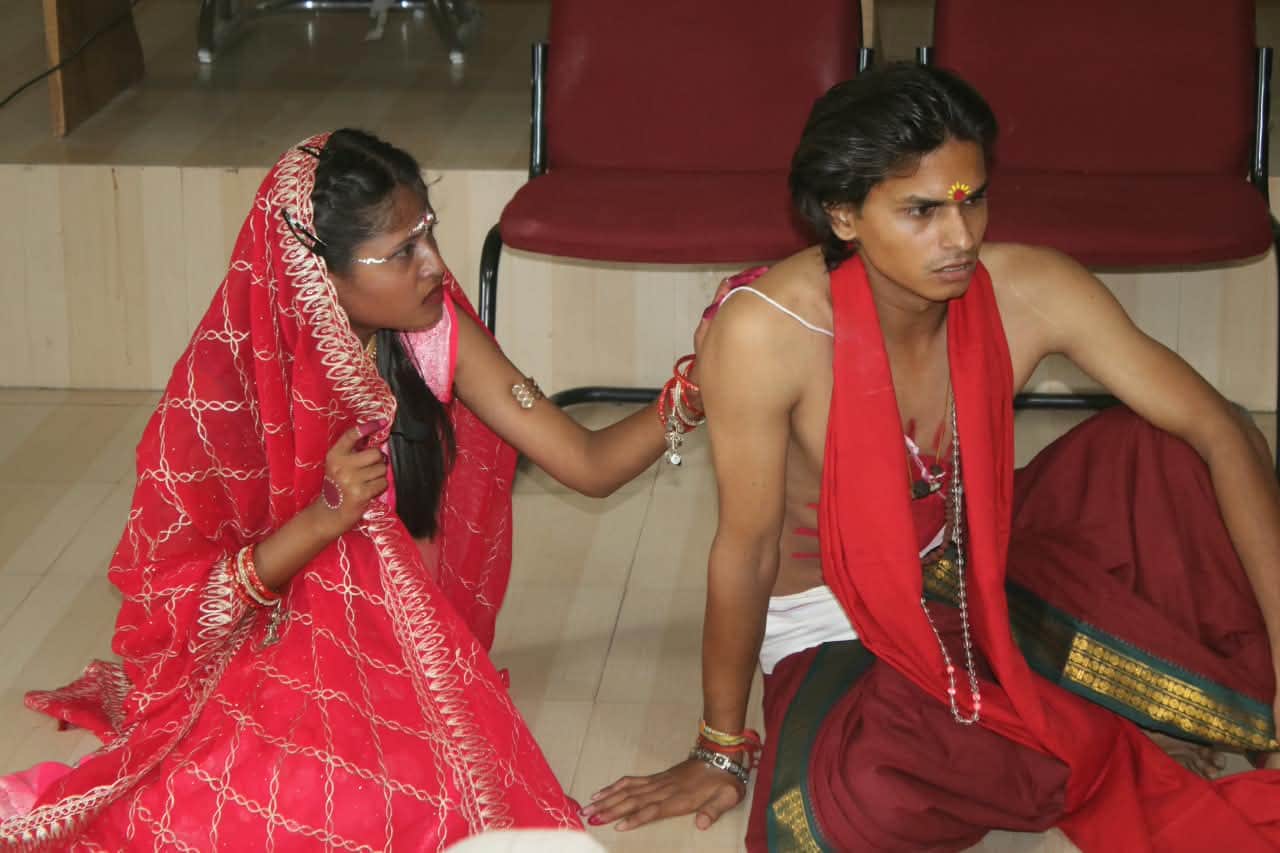छावनी के आचार्य रघुवीर राजकीय पीजी कॉलेज में आयोजित कार्यक्रम में प्रस्तुति देते कलाकार। कॉलेज