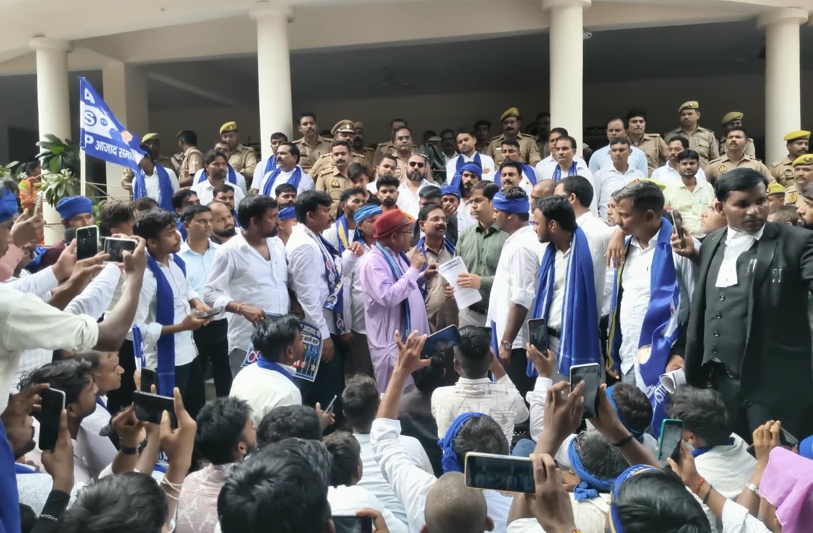 डीएम कार्यालय के सामने धरने पर बैठे आसपा के कार्यकर्ता।