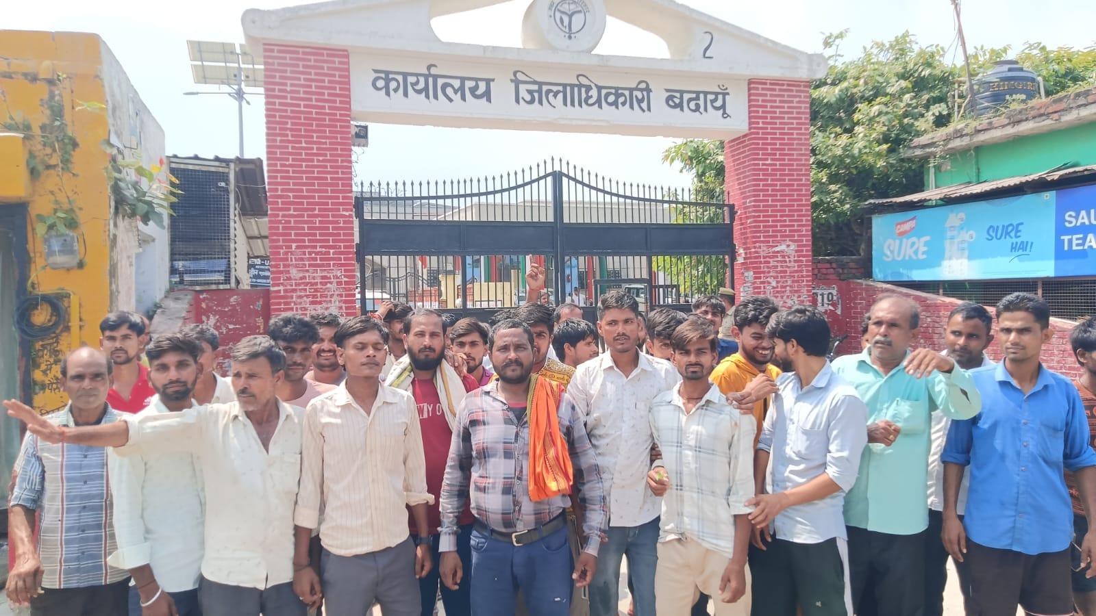 डीएम कार्यालय पर प्रदर्शन करते टेंपो चालक। संवाद
