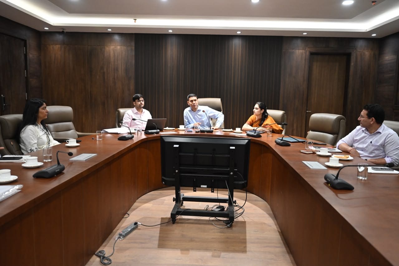 डोर टू डोर के लिए निगमआयुक्त प्रदीप दहिया ने आयोजित बैठक। वि