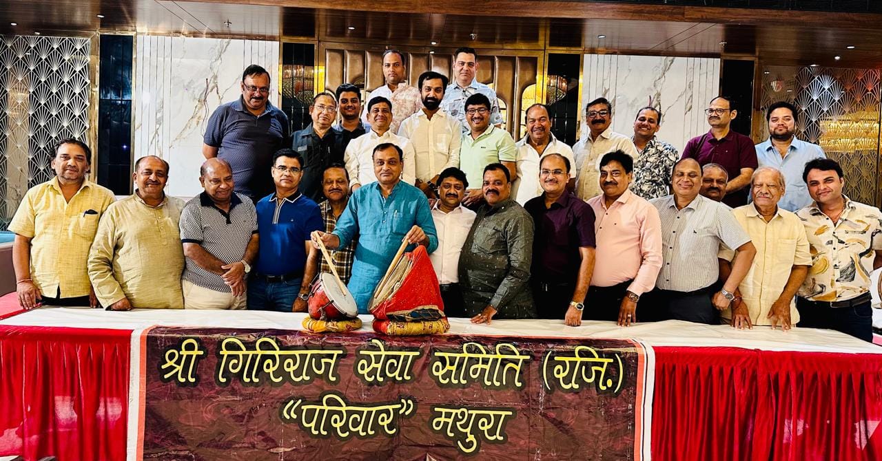 ढोल नगाड़े बजाकर छप्पन भोग का न्यौता देते समिति के संस्थापक मुरारी अग्रवाल वअन्य । 