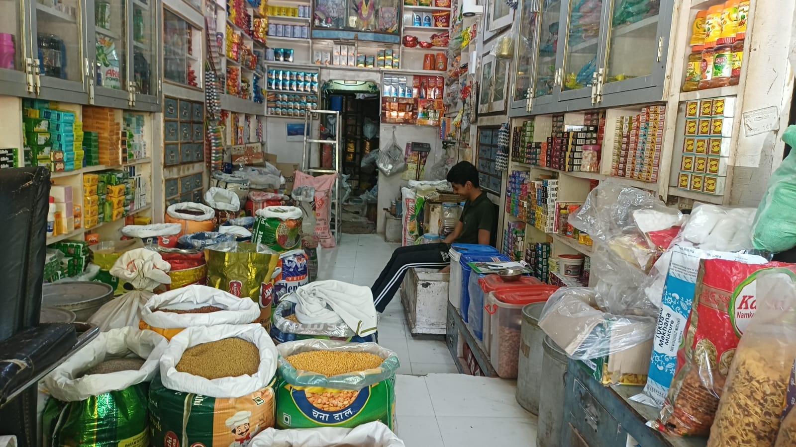 फूलगंज में सजी किराना की दुकान। संवाद