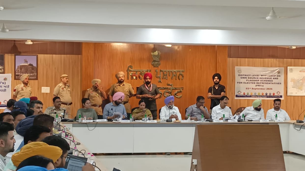 Officials should expedite pending projects: Randhawa