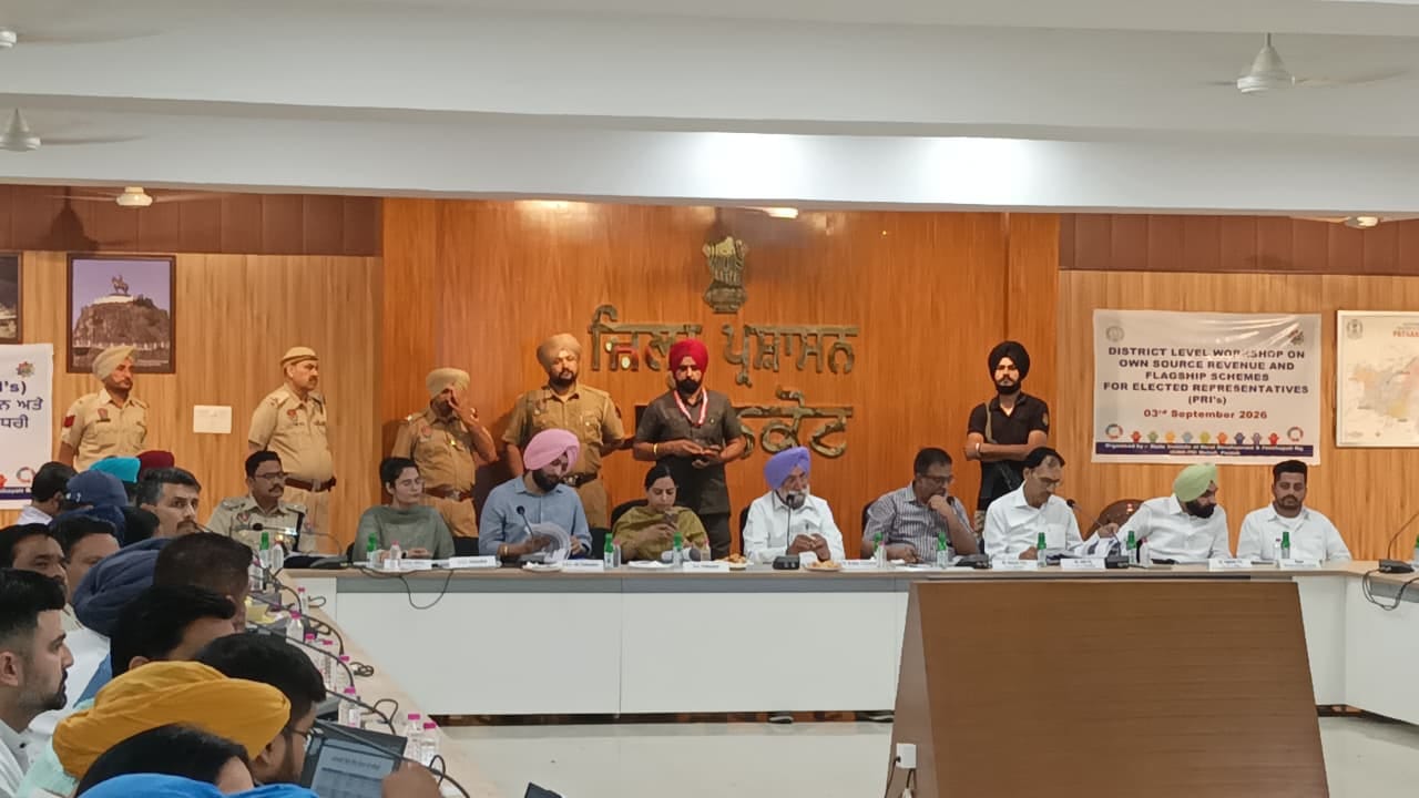 फोटो 02 पठानकोट में एम पी सुखजिंदर सिंह रंधावा बैठक करते हुए। संवाद
