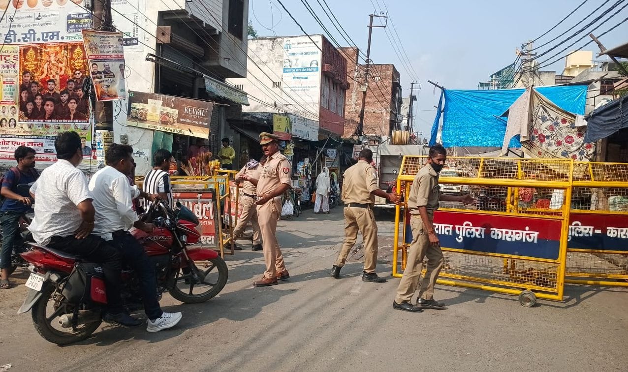 फोटो 12 - विशाल मेगा मार्ट में आग लगने के बाद बैरीकेड लगवाकर वाहनों को रोकते यातायात पुलिस ।  स