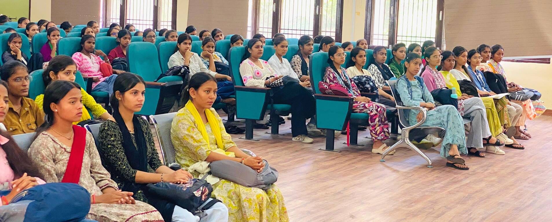 फोटो 15जेएनडी09-सरला मेमोरियल राजकीय कन्या महाविद्यालय में आयोजित कार्यक्रम में मौजूद छात्राएं।