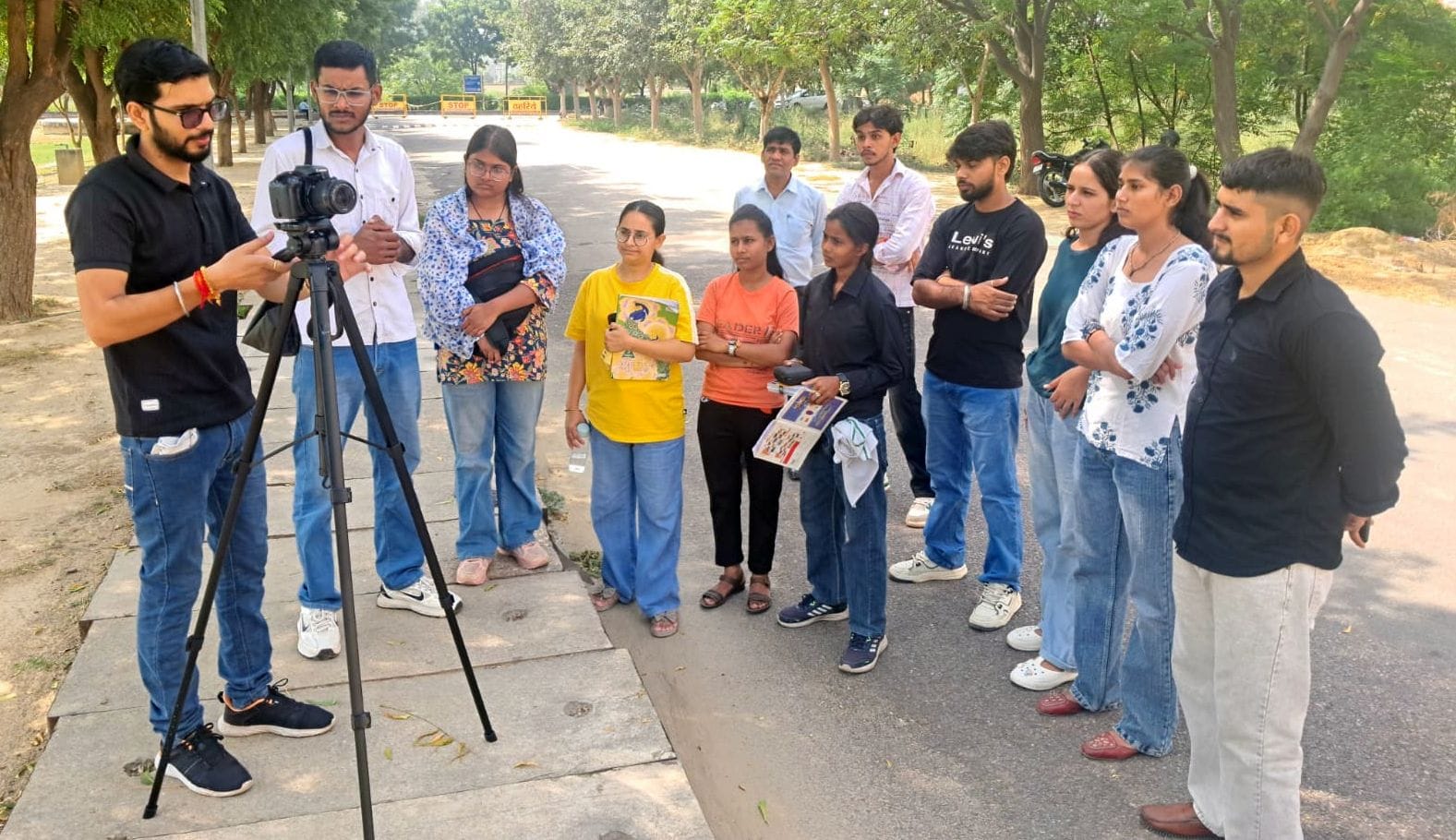 फोटो 15जेएनडी10-सीआरएसयू में छात्र-छात्राओं को कैमरा संचालन के बारे में बताते हुए दीपक अरोड़ा। 