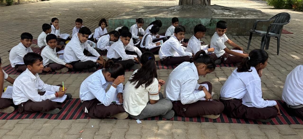 फोटो 15जेएनडी24-बिघाना गांव स्थित निजी स्कूल में पढ़ते विद्यार्थी। स्रोत कर्मचारी