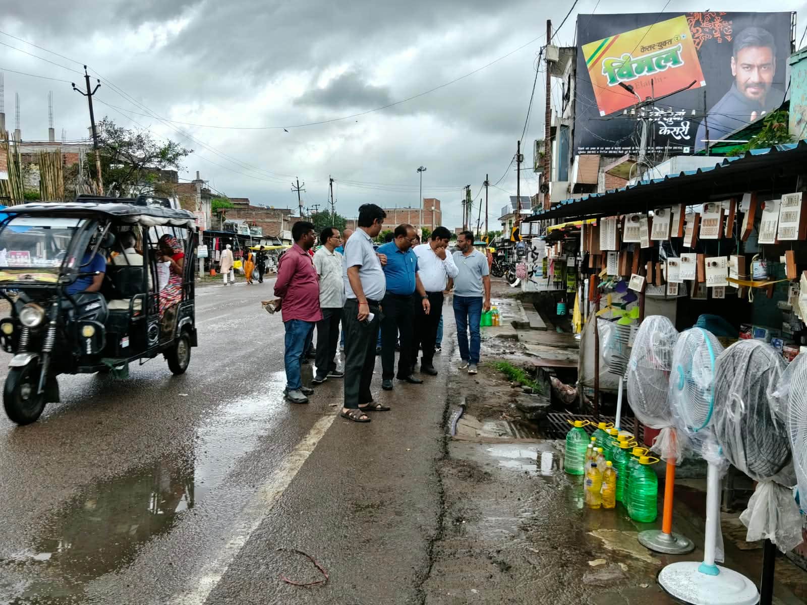 फोटो 16 एचएएमपी 29- सुमेरपुर में हाईवे की टूटी सड़क एवं अतिक्रमण को देखते परियोजना निदेशक। संवा