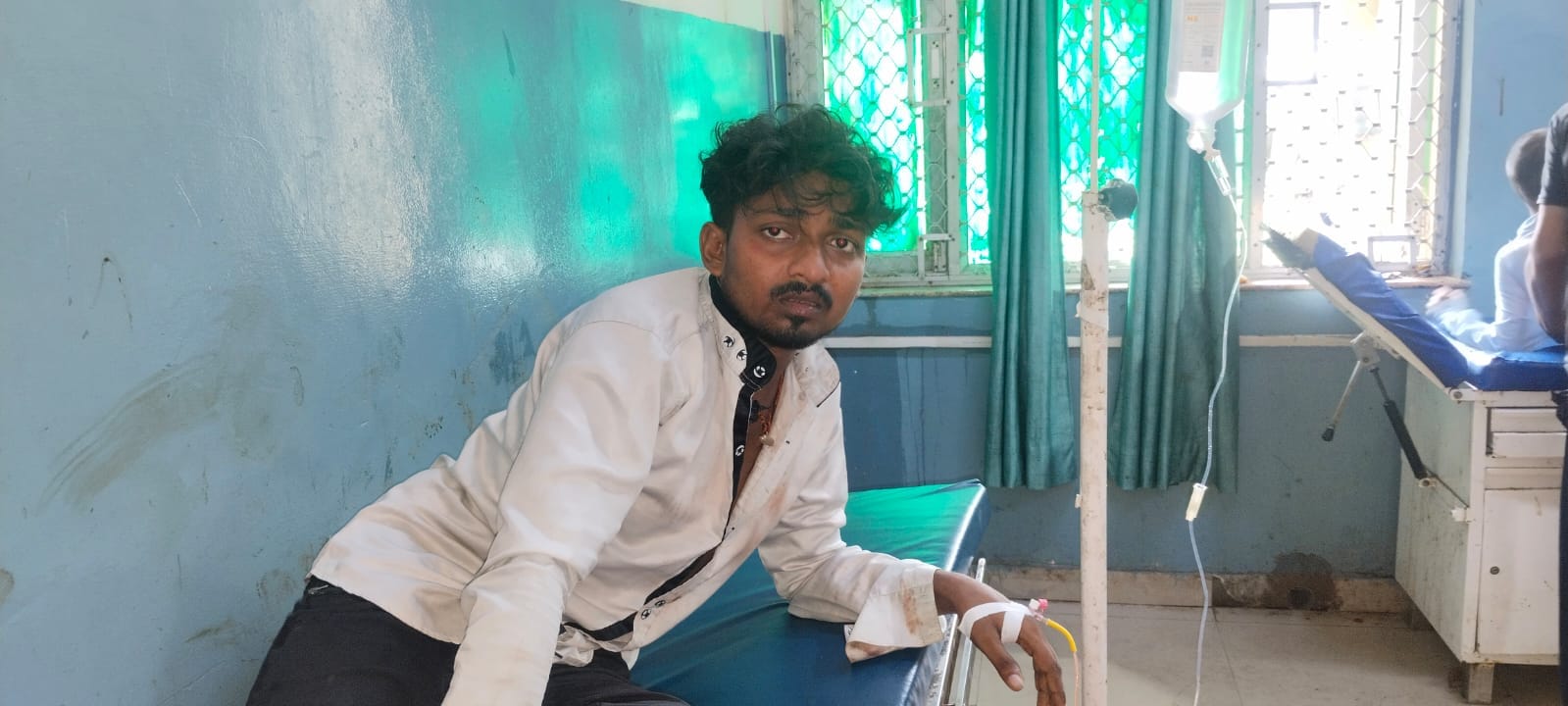 फोटो 27- जिला अस्पताल में भर्ती रामबहादुर। संवाद