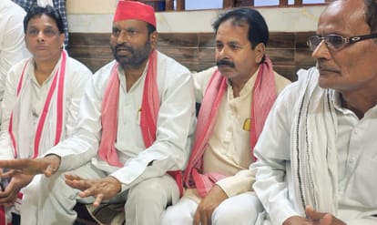 फोटो-28-सपा के प्रदेश सचिव समरथ पाल व अन्य पदाधिकारी। संवाद