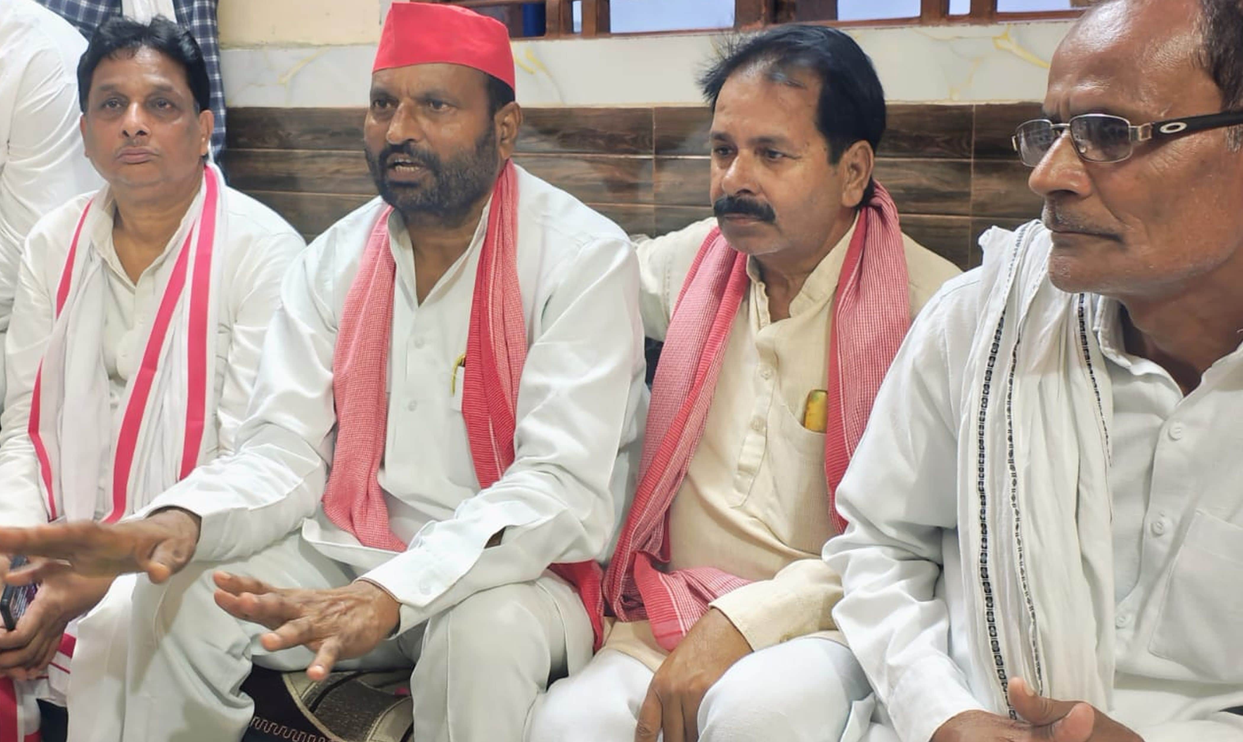 फोटो-28-सपा के प्रदेश सचिव समरथ पाल व अन्य पदाधिकारी। संवाद