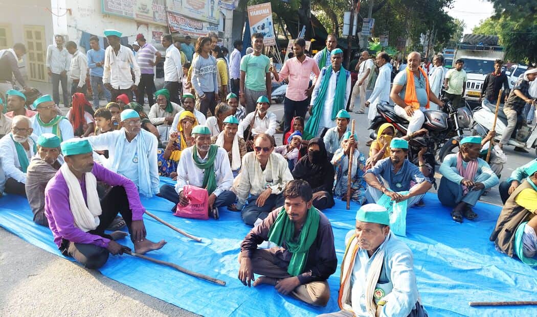When officials failed to arrive, BKU activists sat on the road