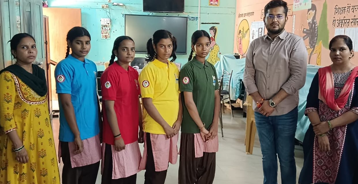 1,700 girl students receive house dresses; emphasis on making daughters self-reliant