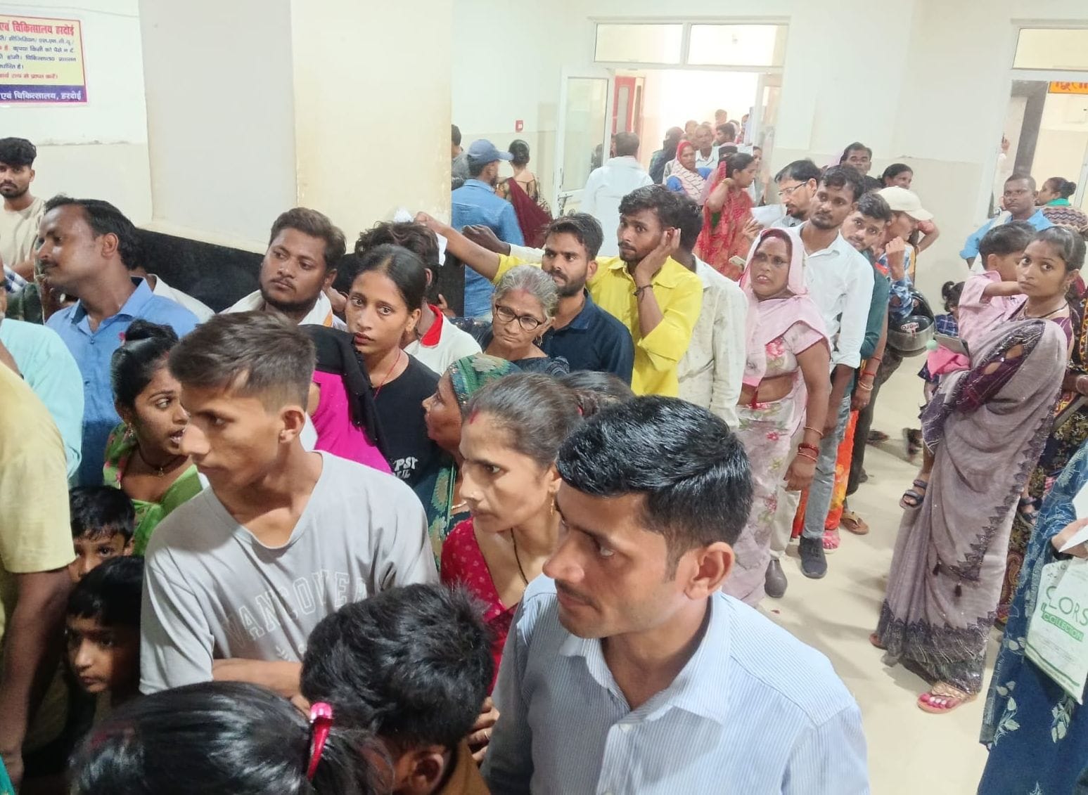 फोटो- 36- ओपीडी में कॉरिडोर के बाहर तक लगी मरीजों की लंबी कतार। संवाद