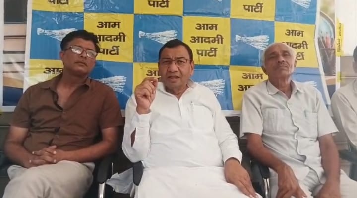 फोटो 6नारनौल में आयोजित प्रेसवार्ता को संबोधित करते आम आदमी पार्टी के हरियाणा प्रदेश अध्यक्ष 