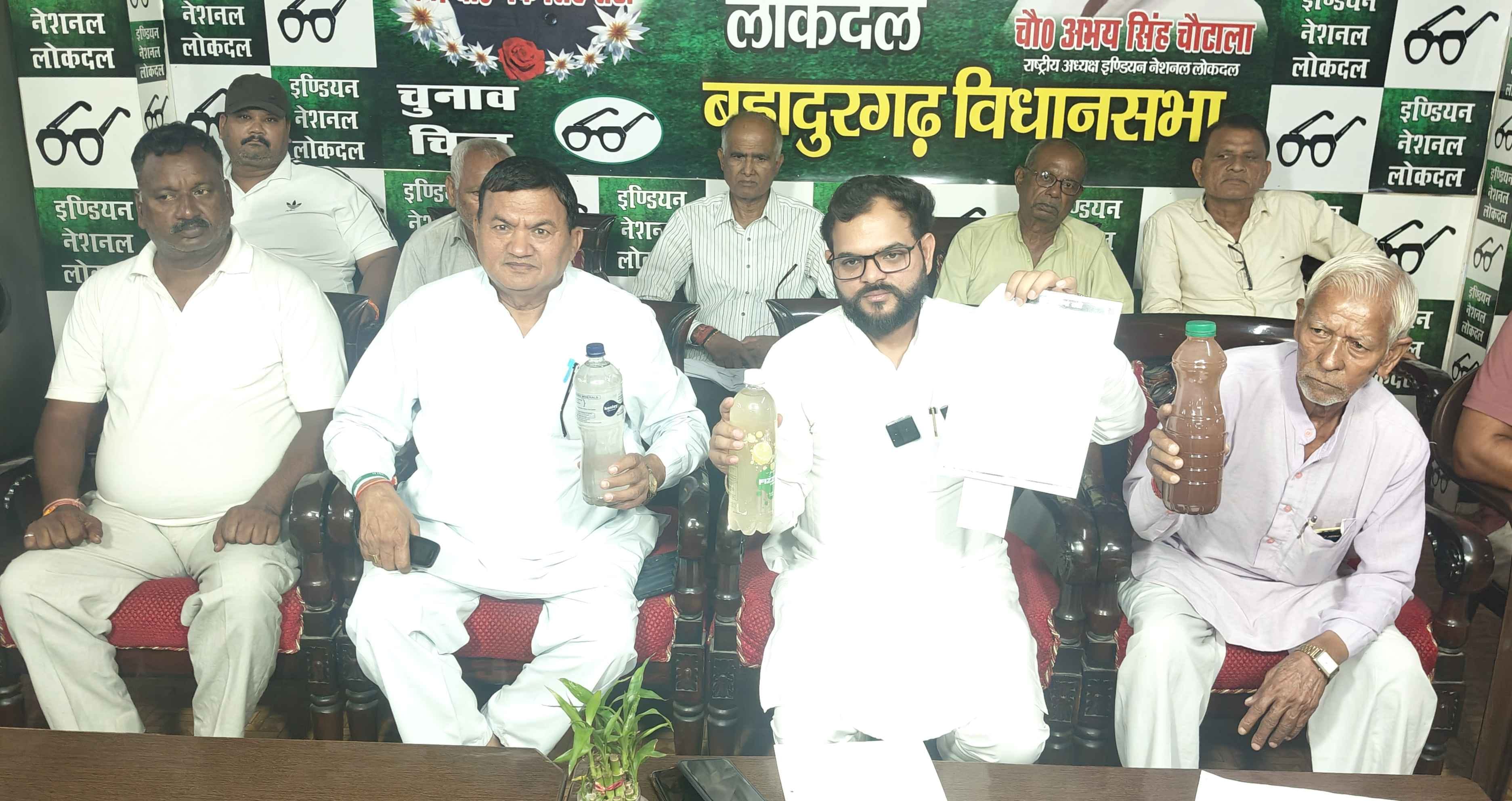 -फोटो 86 : सप्लाई में आने वाले गंदे पानी को दिखाते इनेलो नेता भूपेंद्र राठी व अन्य। स्रोत इनेलो