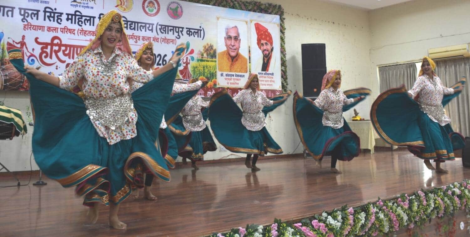 फोटो - बीपीएस महिला विश्वविद्यालय में सांस्कृतिक कार्यक्रम की प्रस्तुती देती छात्राएं। स्रोत - 