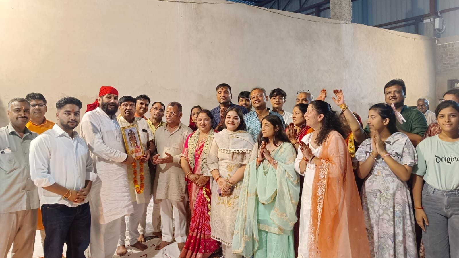 फोटो नंबर-05सुंदरकांड पाठ के दौरान यजमान परिवार को स्मृति चिन्ह भेंट करते मंडल के सदस्य। संवा
