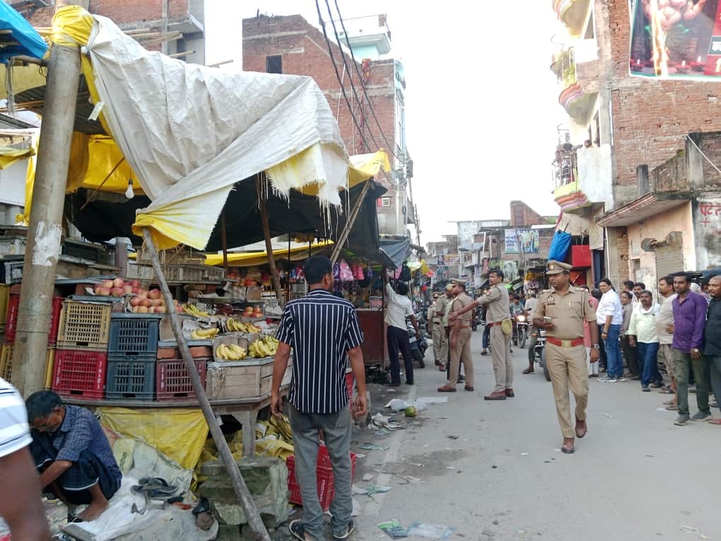 फोटो नवाबगंज 05 कौड़िहार में पुलिस ने अतिक्रमण हटवाया