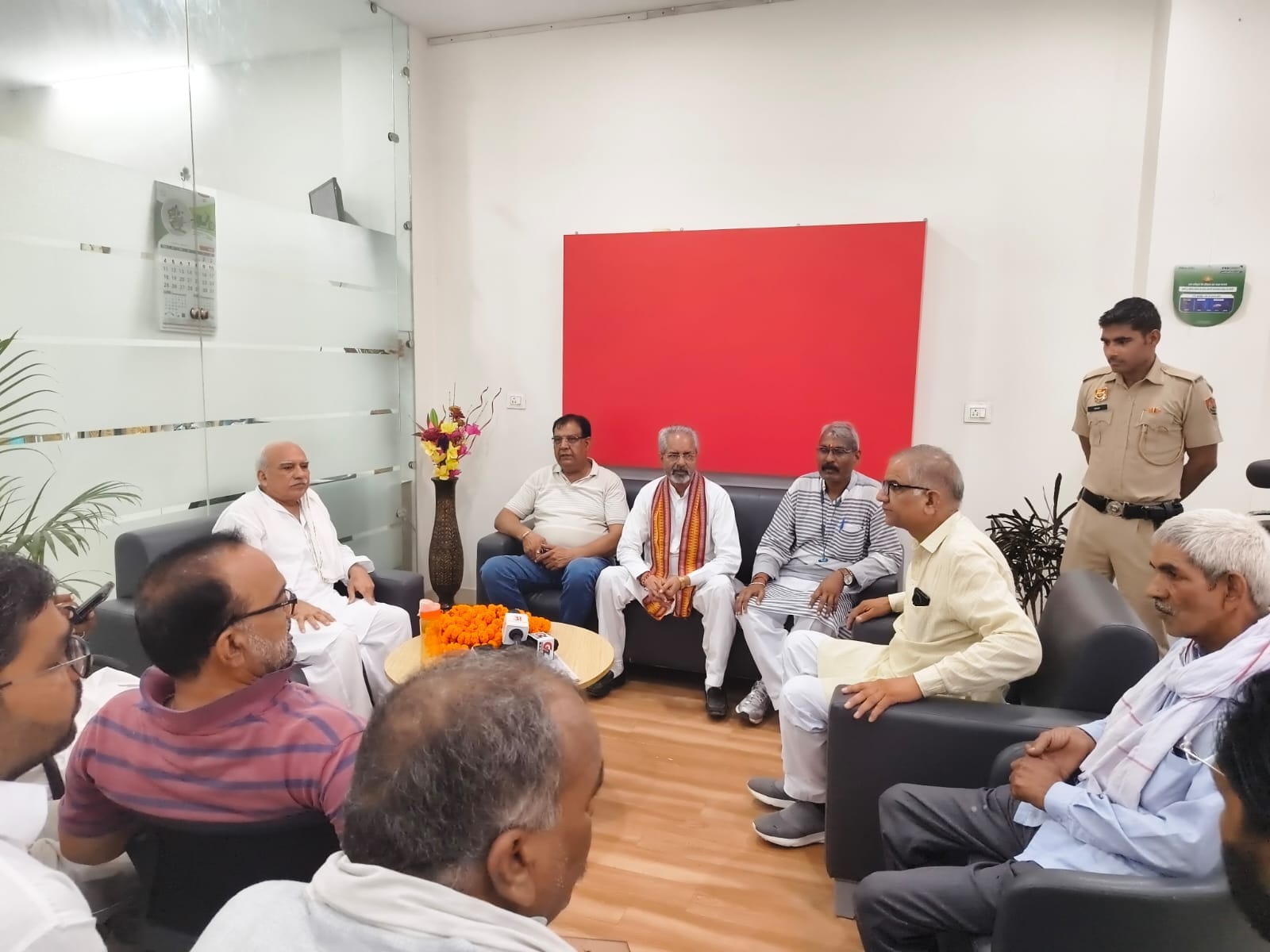 फोटो संख्या:-70 कनीना में चेयरमैन रोहताश जांगड़ा ग्रामीणों को निमंत्रण देते हुए। विज्ञप्ति
