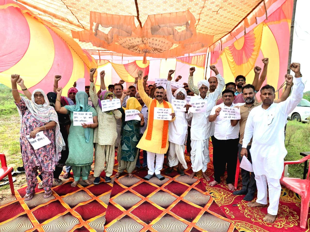 फोटो : सोनीपत के गांव रायपुर में मुआवजे की मांग को लेकर दिए धरने पर नारेबाजी करते ग्रामीण। स्रो