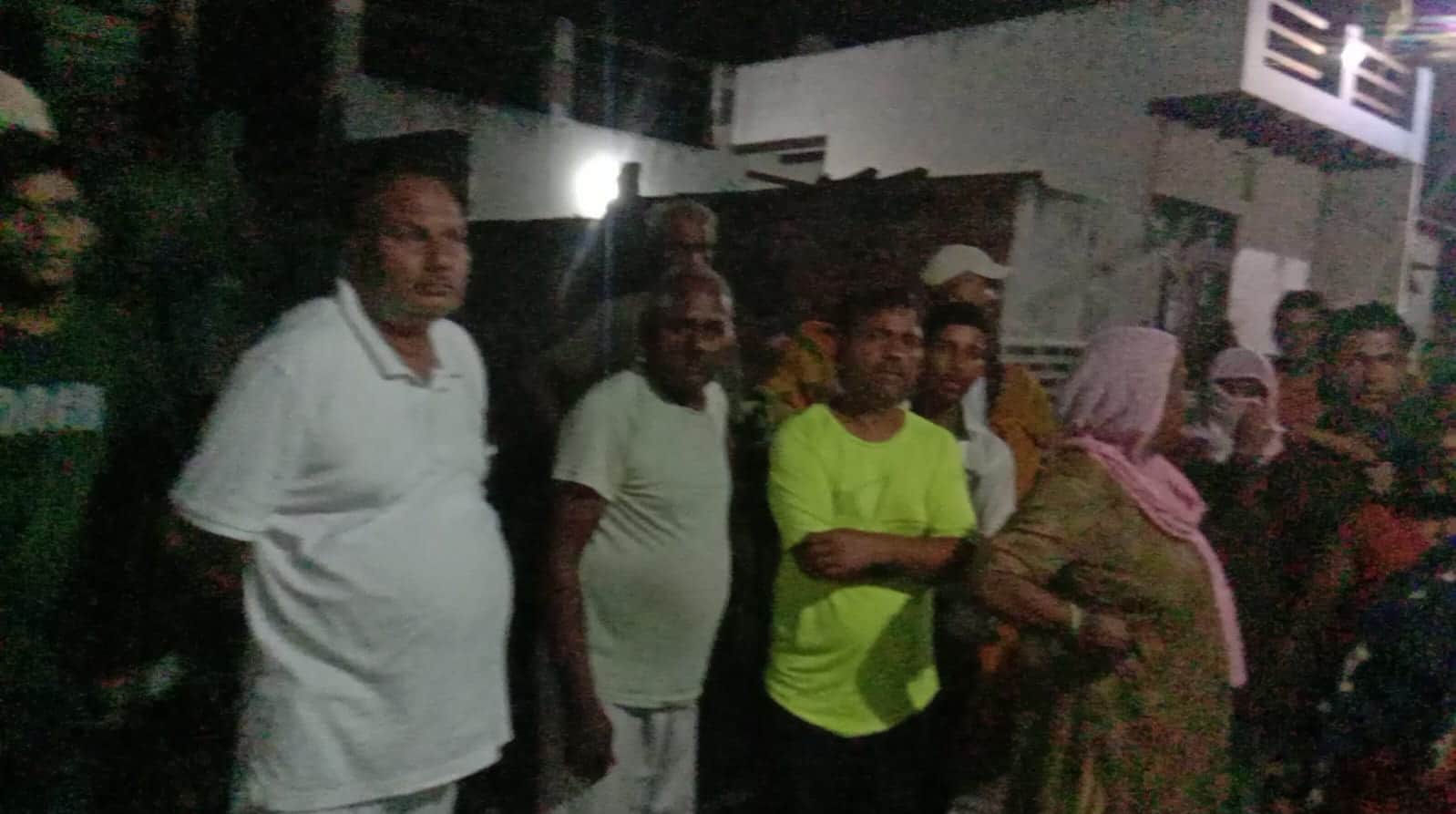 फोटो :: सोनीपत के गांव सेवली में जींस फैक्टरी कर्मी की हत्या के बाद एकत्रित ग्रामीण। संवाद