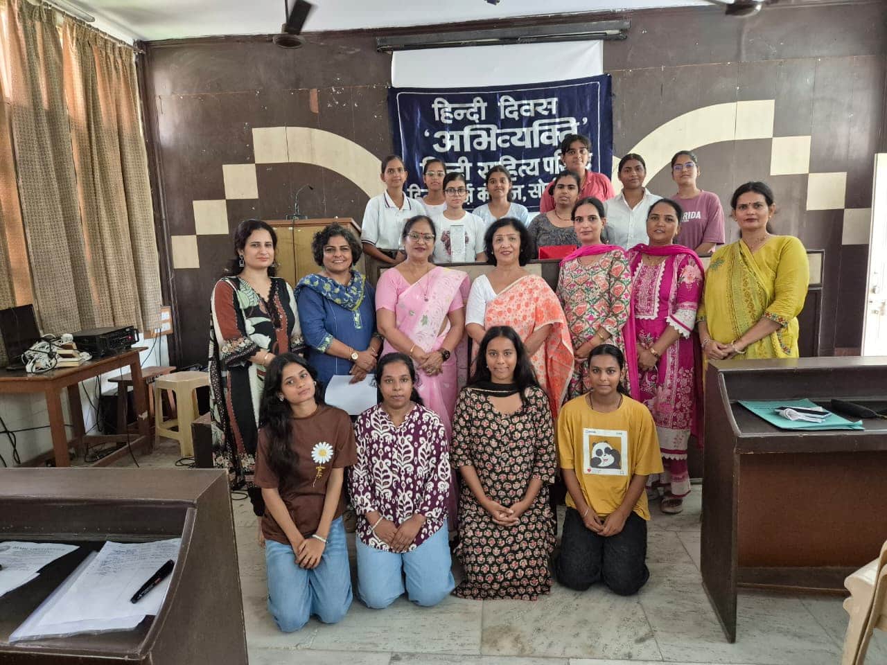 फोटो : सोनीपत के हिंदू कन्या महाविद्यालय में विजेता छात्राओं के साथ प्राचार्य डॉ. विपाशा अग्रवा