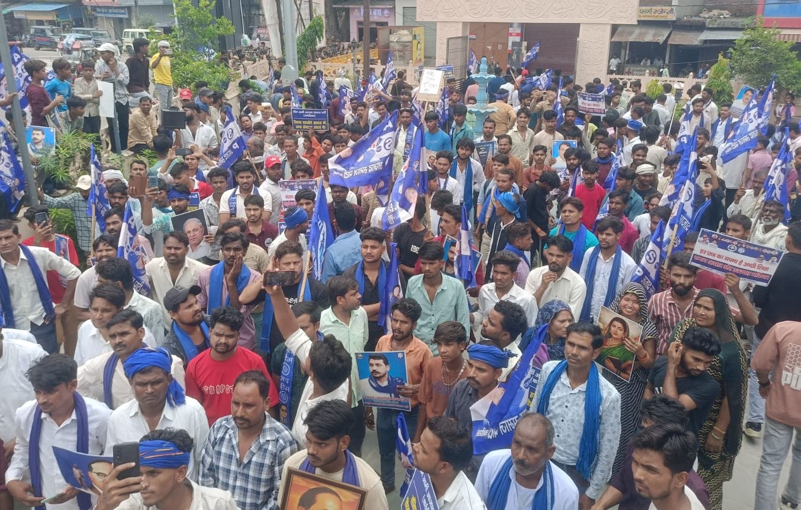 फोटो51कासगंज में सोरों गेट आंबेडकर पार्क पर प्रदर्शन करते आाजाद समाज पार्टी व भीम आर्मी कार्य
