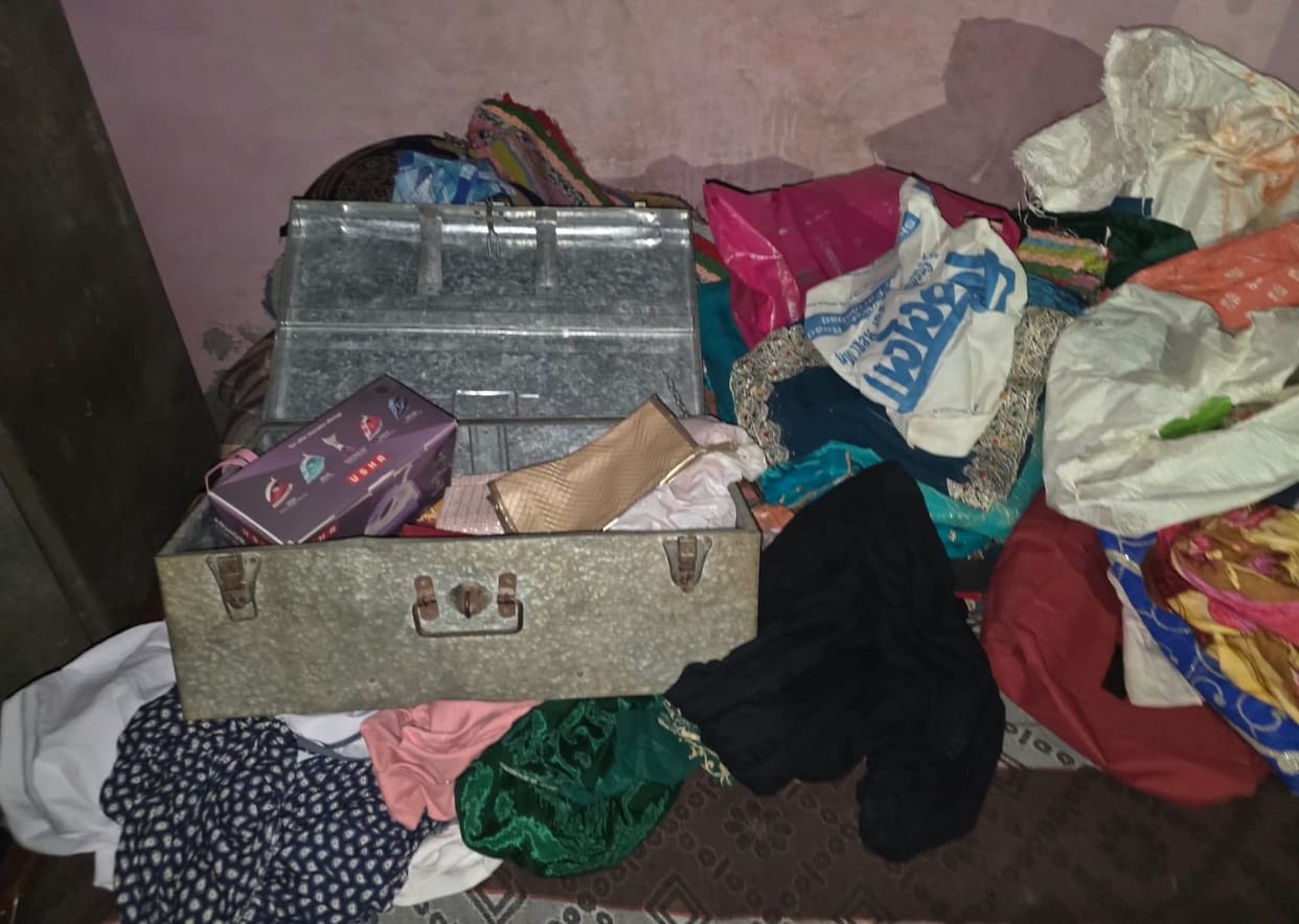 Gold and silver jewelry worth lakhs stolen from a house in Saraval village.
