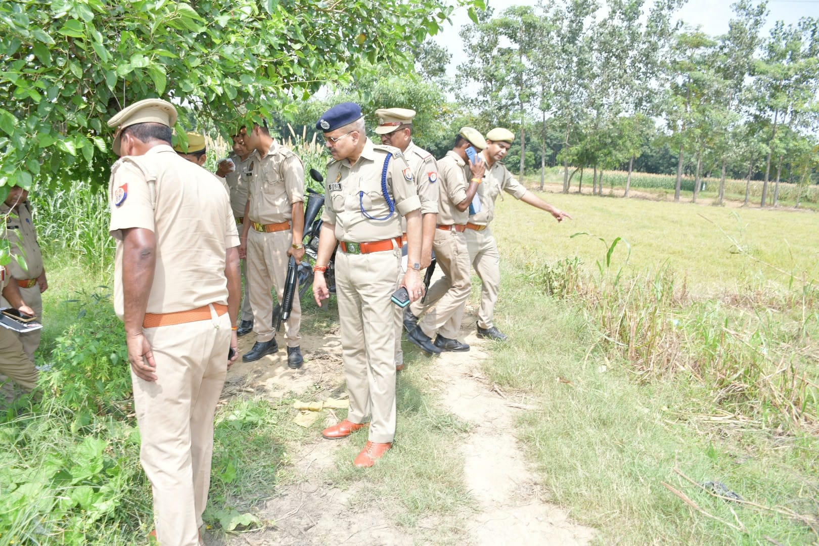 फोटो58सोरोंजी क्षेत्र में बाजरा के खेत में घायल मिले युवक के बारे में जानकारी करते एसपी ओपी