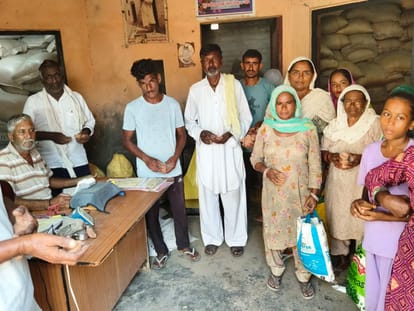 फतेहाबाद। राशन डिपो पर पात्र परिवारों को दिये देते डिपाे संचालक। विभाग