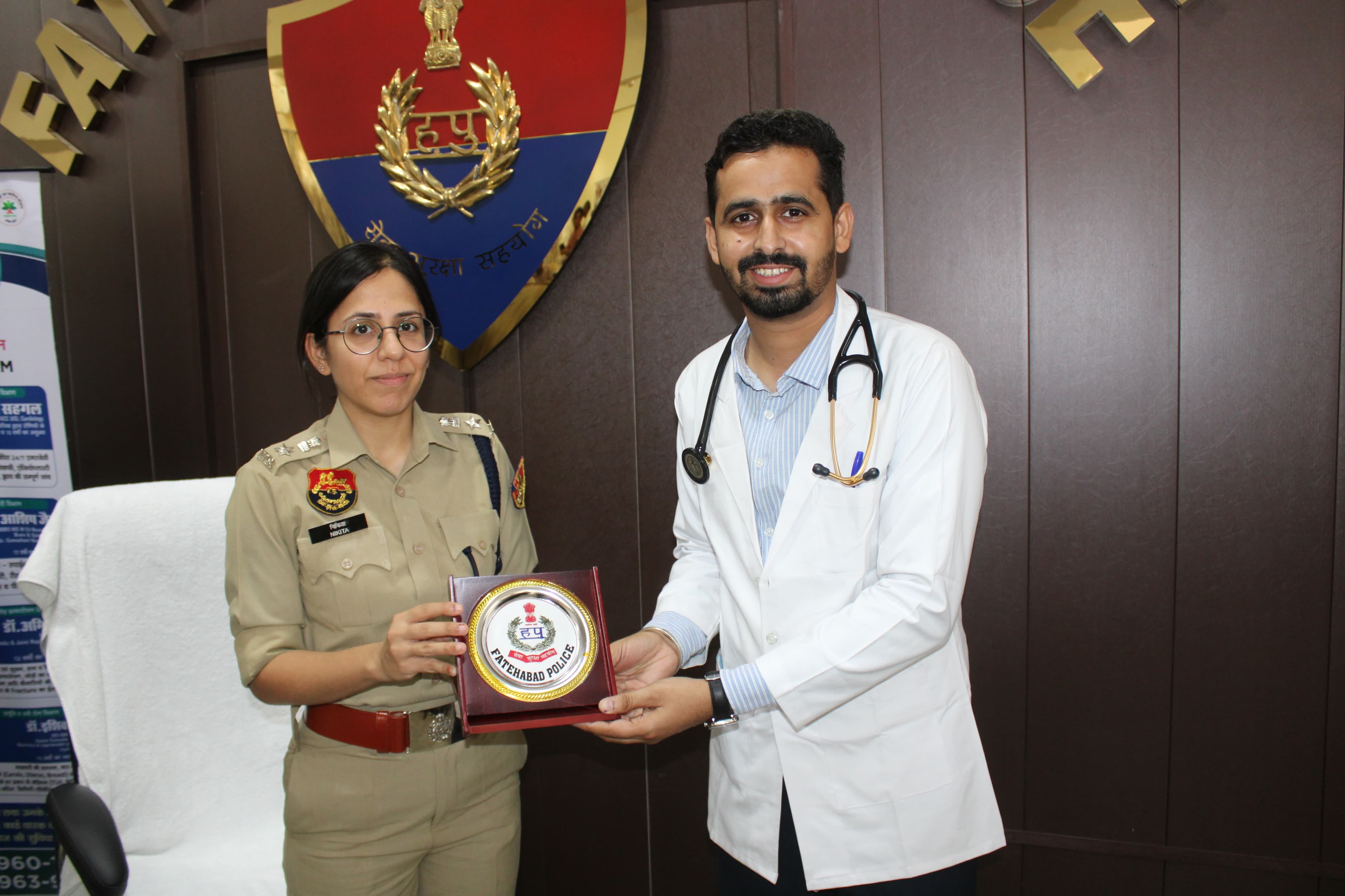 फतेहाबाद। शिविर में चिकित्सक को सम्मानित करते एसपी। पुलिस प्रशासन