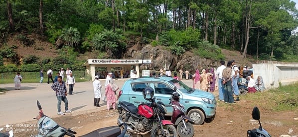 फ़ोटो कैप्शन :- मंगलवार को राधा स्वामी सत्संग घर परौर में आई हुई संगत। संवाद