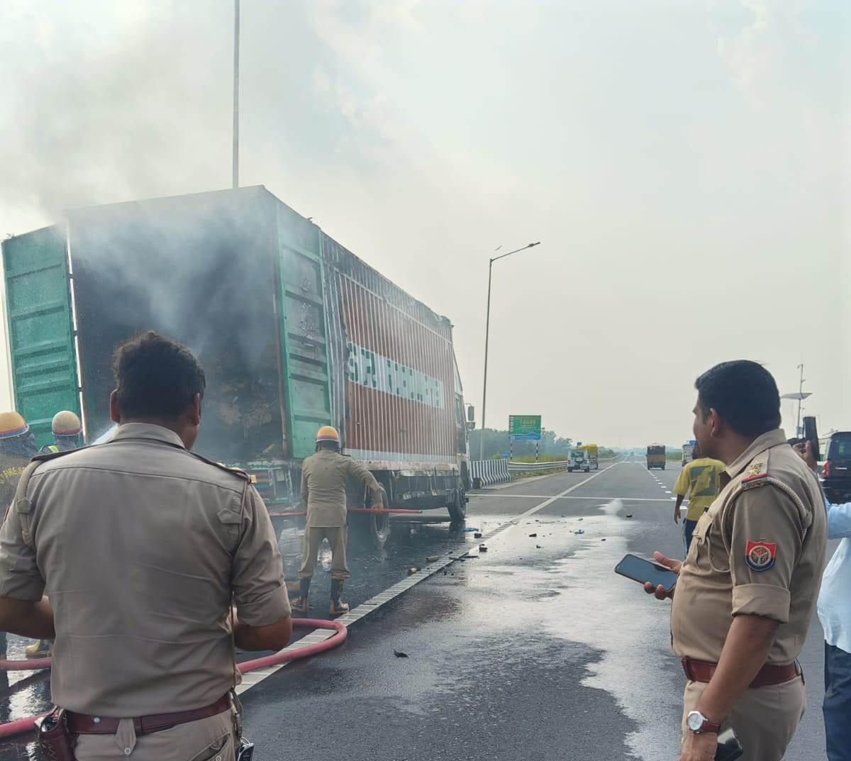 Fire breaks out in a container filled with cardboard on the expressway; chaos ensues.