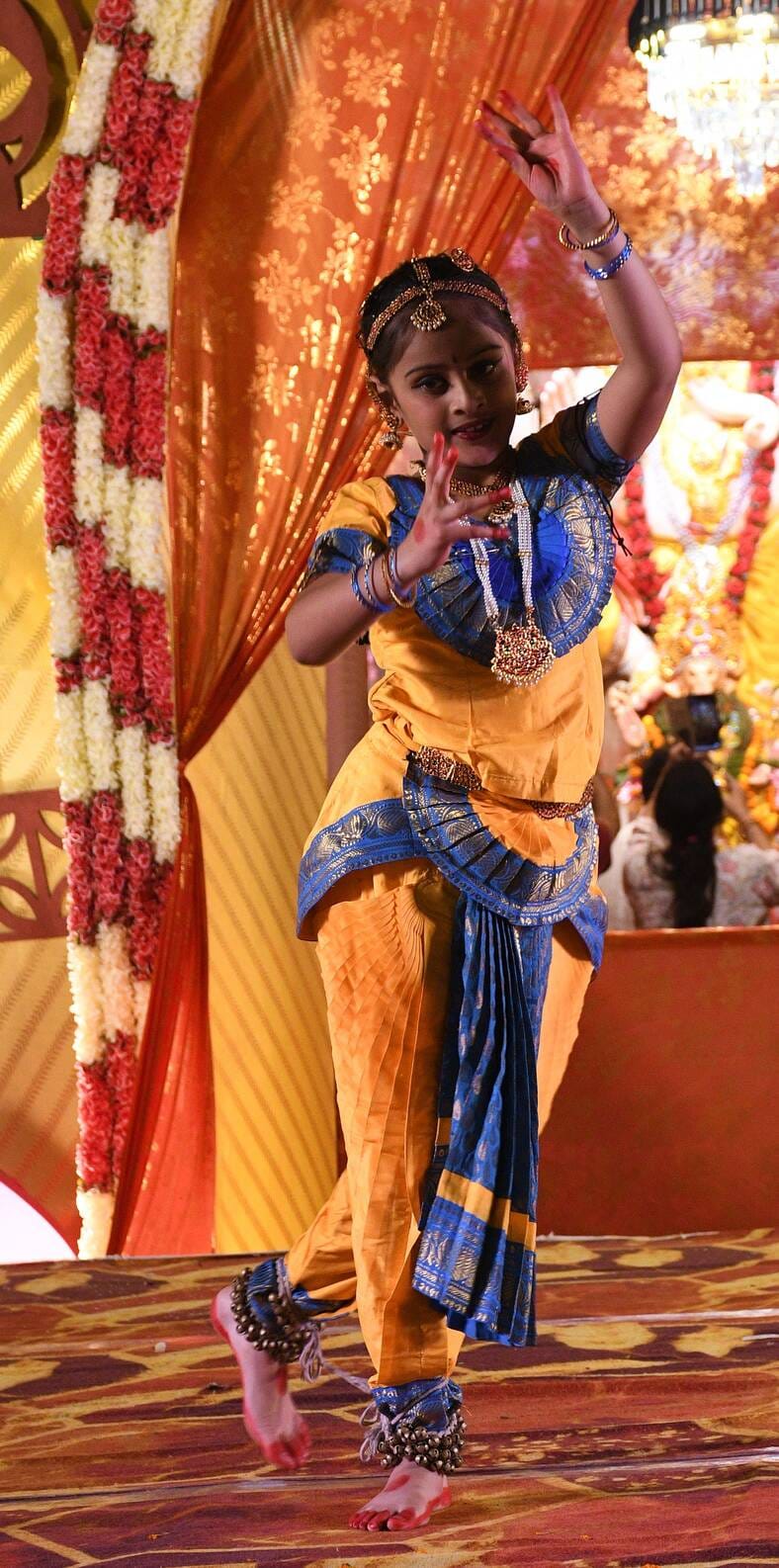 Devotees throng Gajanan's court; queues of worshippers form at the pandals.