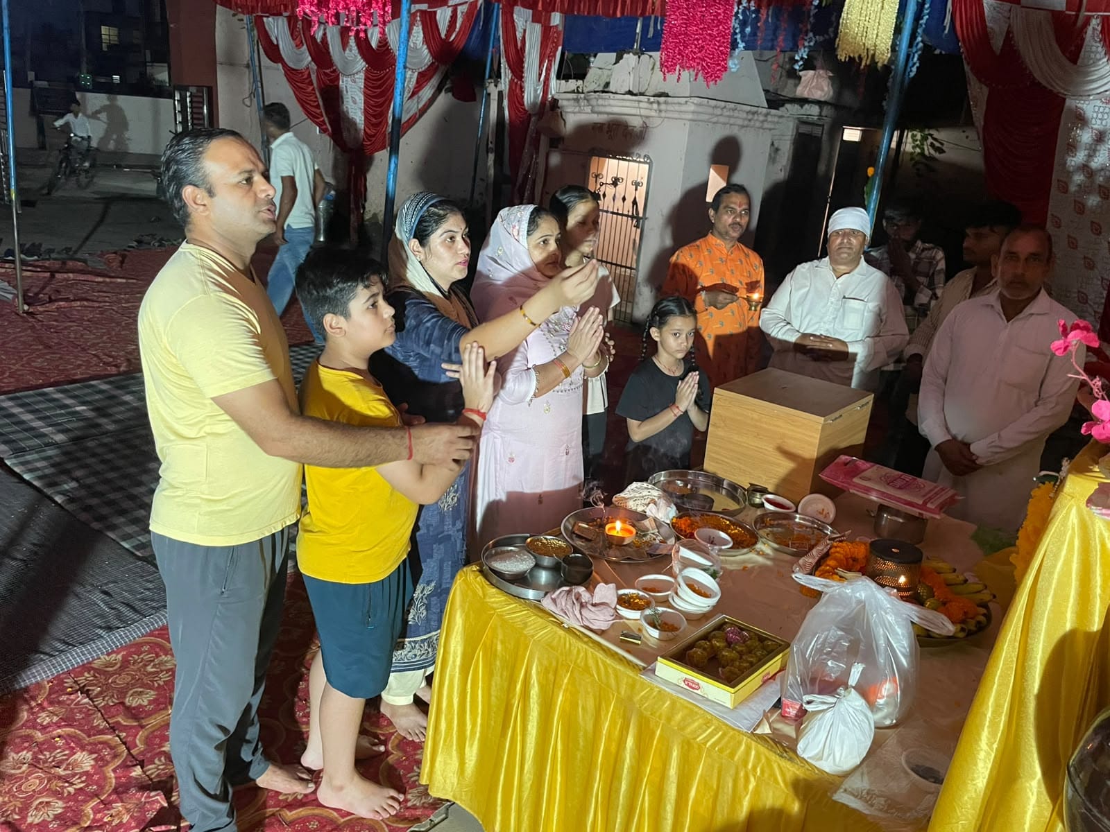 गणेश पंडाल में आरती करते श्रद्धालु। संवाद