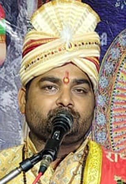 गांव गंगसरा में कथा सुनाते अरुण कुमार मिश्रा। संवाद
