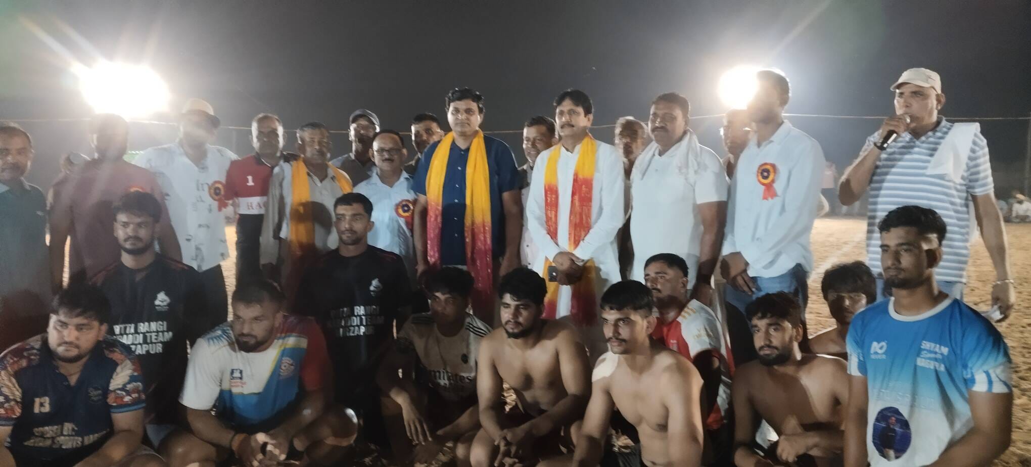 गांव टींट में आयोजित बाबा हनुमान मेले में विजेता खिलाड़ियों को सम्मानित करते। स्रोत : ग्रामीण