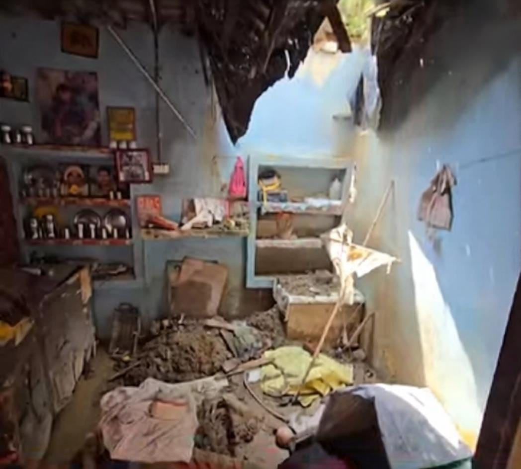 The roof of the house collapsed during the rain.