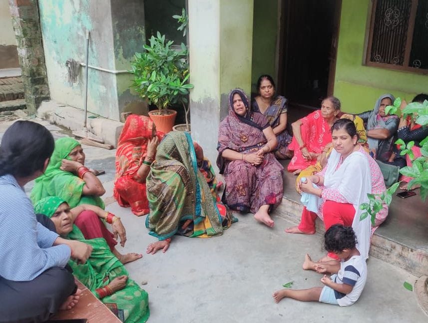 घटना की जानकारी पर बदहवास बैठे परिजन। संवाद